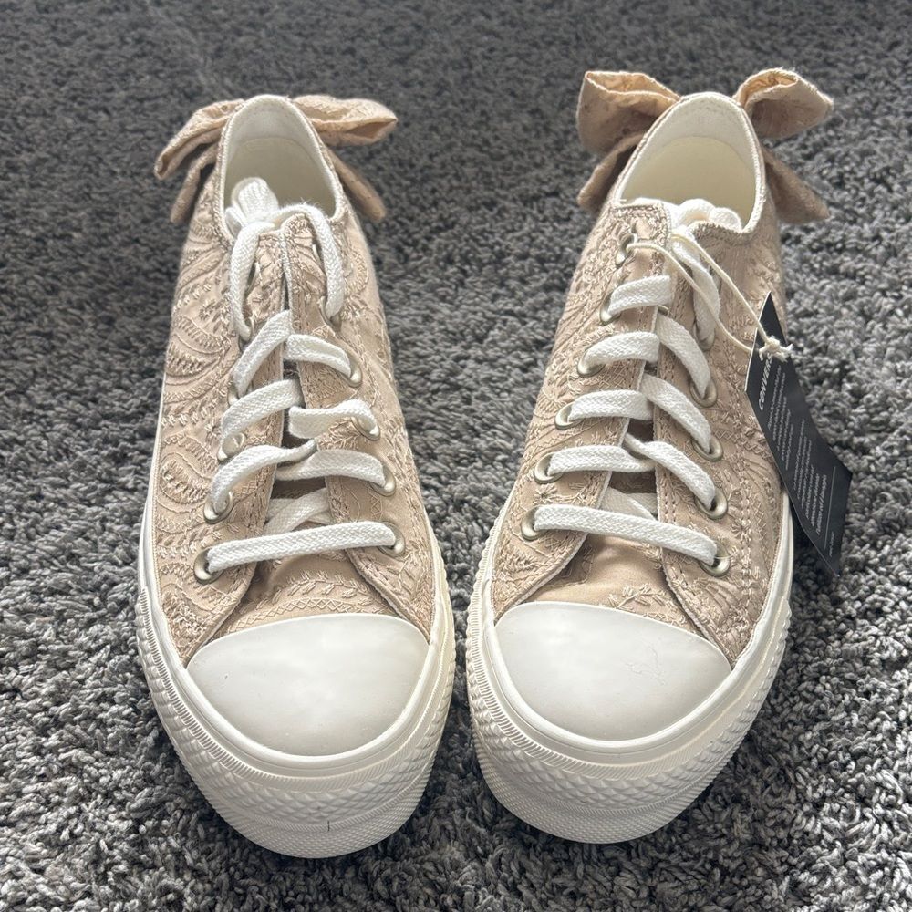 NWT Converse Eyelet Platform Sneakers. Size 7